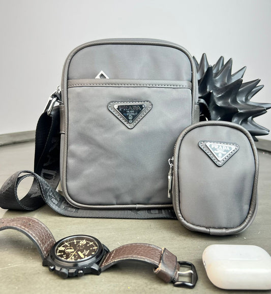 DUO CROSSBODY Y MONEDERO PRADA GRIS
