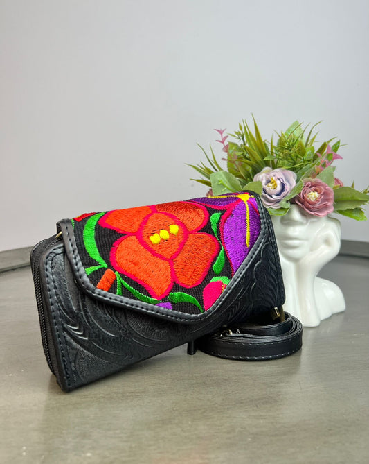 CARTERA PIEL TAPA BORDADO NEGRO/FONDO NEGRO Y FLORES COLORES