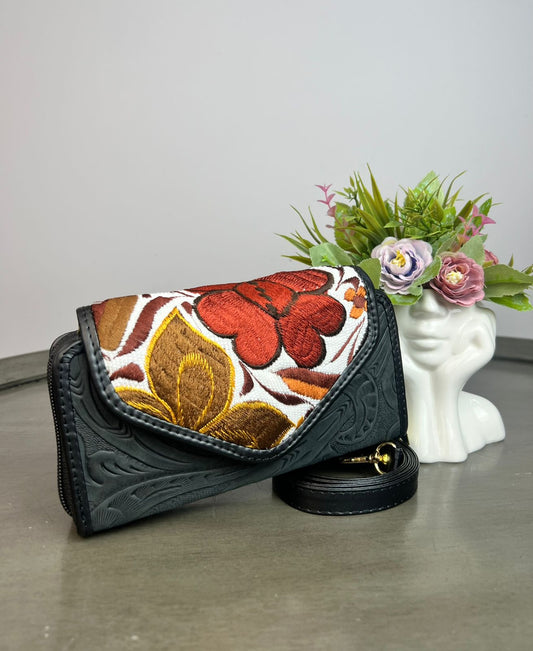 CARTERA PIEL TAPA BORDADO NEGRO/FONDO BLANCO Y FLORES OTOÑO