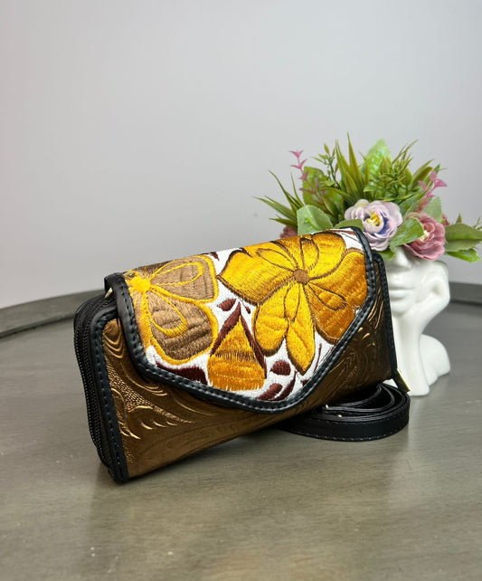 CARTERA PIEL TAPA BORDADO COBRE/FONDO BLANCO Y FLORES OTOÑO