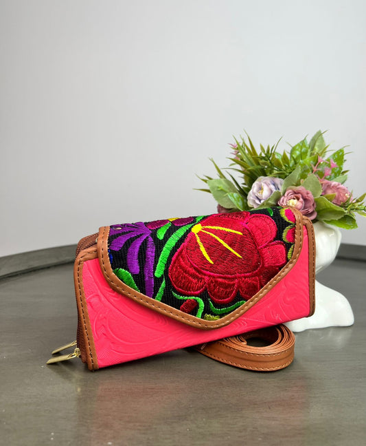 CARTERA PIEL TAPA BORDADO CORALINA/FONDO NEGRO Y FLORES COLORES