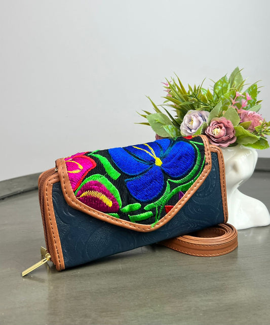 CARTERA PIEL TAPA BORDADO AZUL MARINO/FONDO NEGRO Y FLORES COLORES
