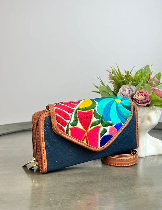 CARTERA PIEL TAPA BORDADO AZUL MARINO/FONDO BLANCO Y FLORES COLORES
