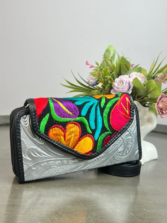 CARTERA PIEL TAPA BORDADO PLATA/FONDO NEGRO Y FLORES COLORES
