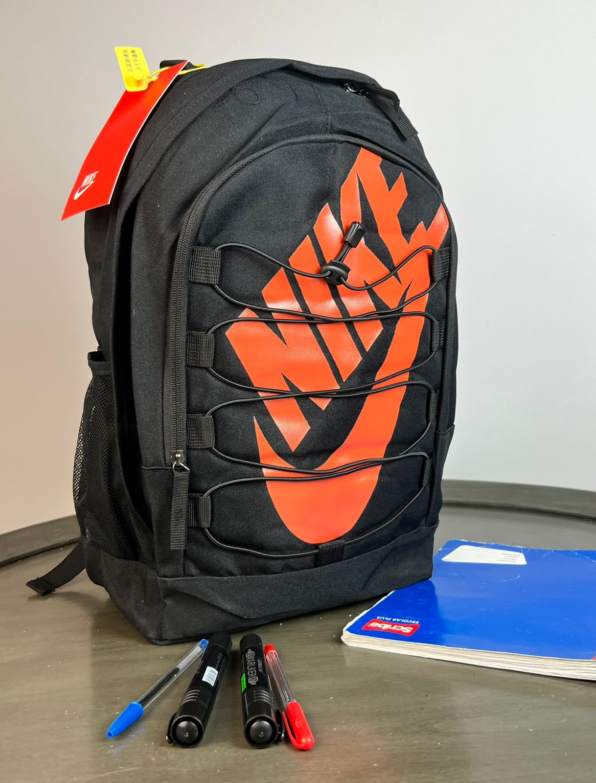 MOCHILA NIKE AGUJETA NEGRO/ROJO