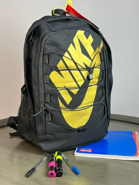 MOCHILA NIKE AGUJETA NEGRO/DORADO
