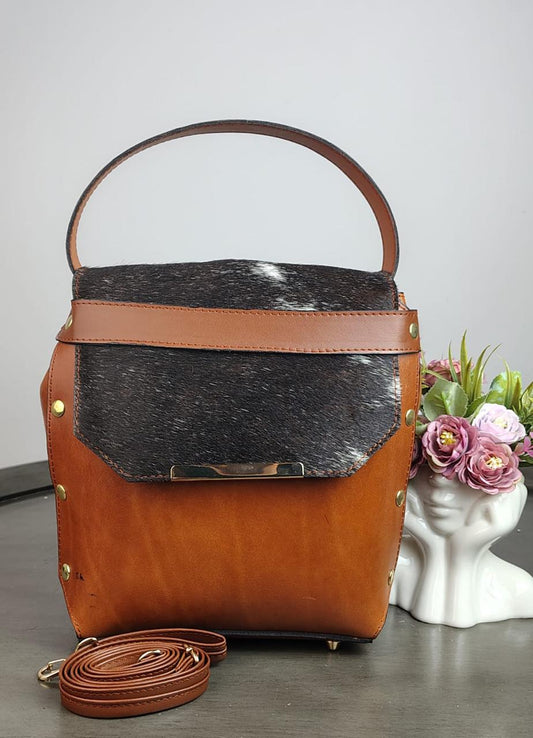 ANGÉLICA PIEL CAMEL TAPA PELO NEGRO