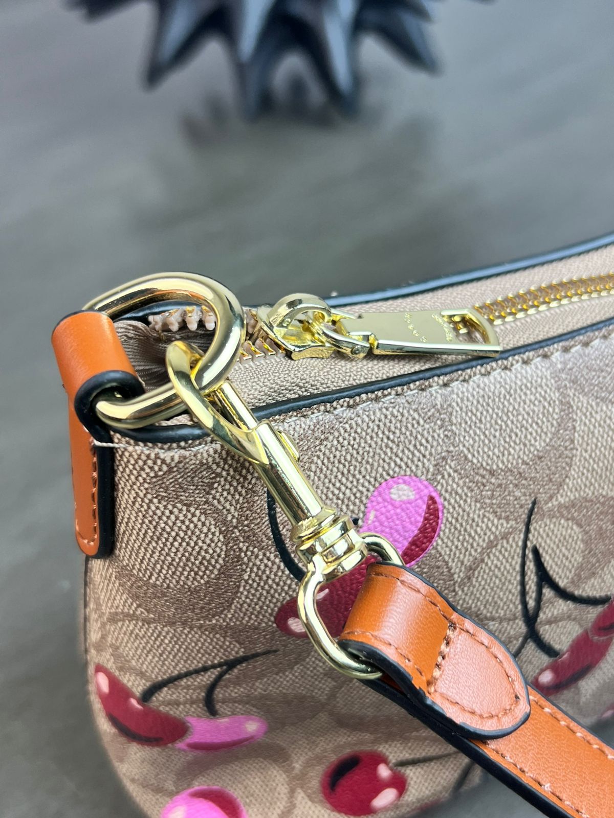 IMPORTACION BAGUETTE COACH AZUL KHAKI CEREZAS
