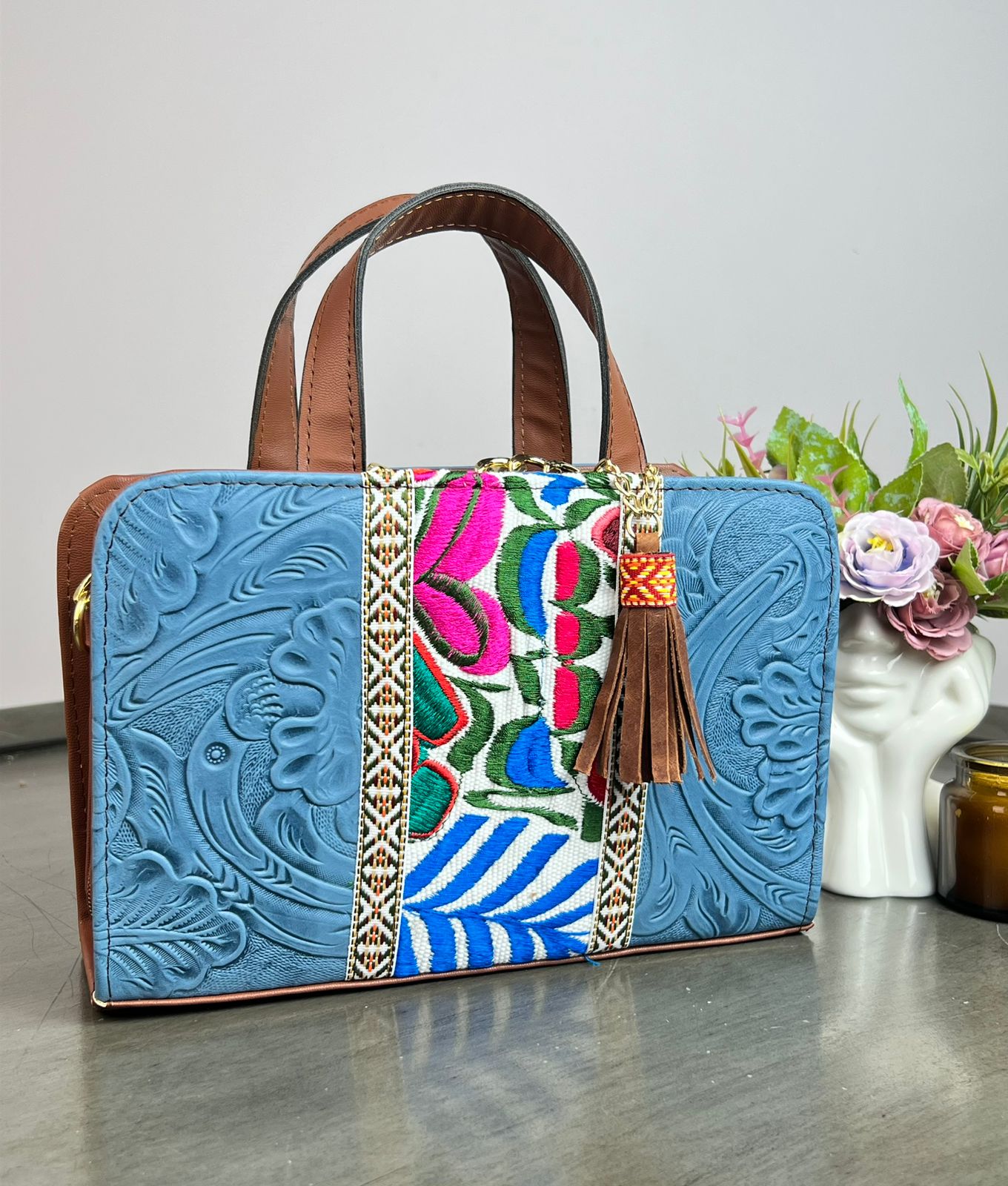 CROSSBODY DOBLE CARA FLORES FRANJA BORDADO F BLANCO/CELESTE PLOMO