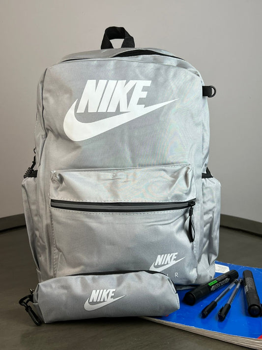 MOCHILA NIKE CON LAPICERA GRIS