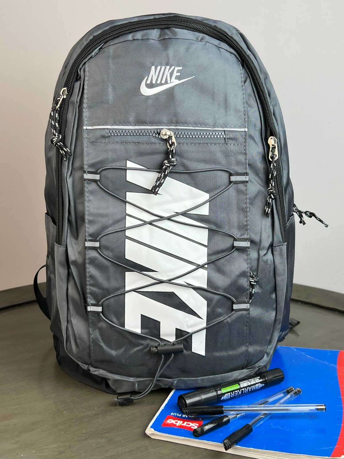 MOCHILA NIKE AGUJETA NVA GRIS OXFORD