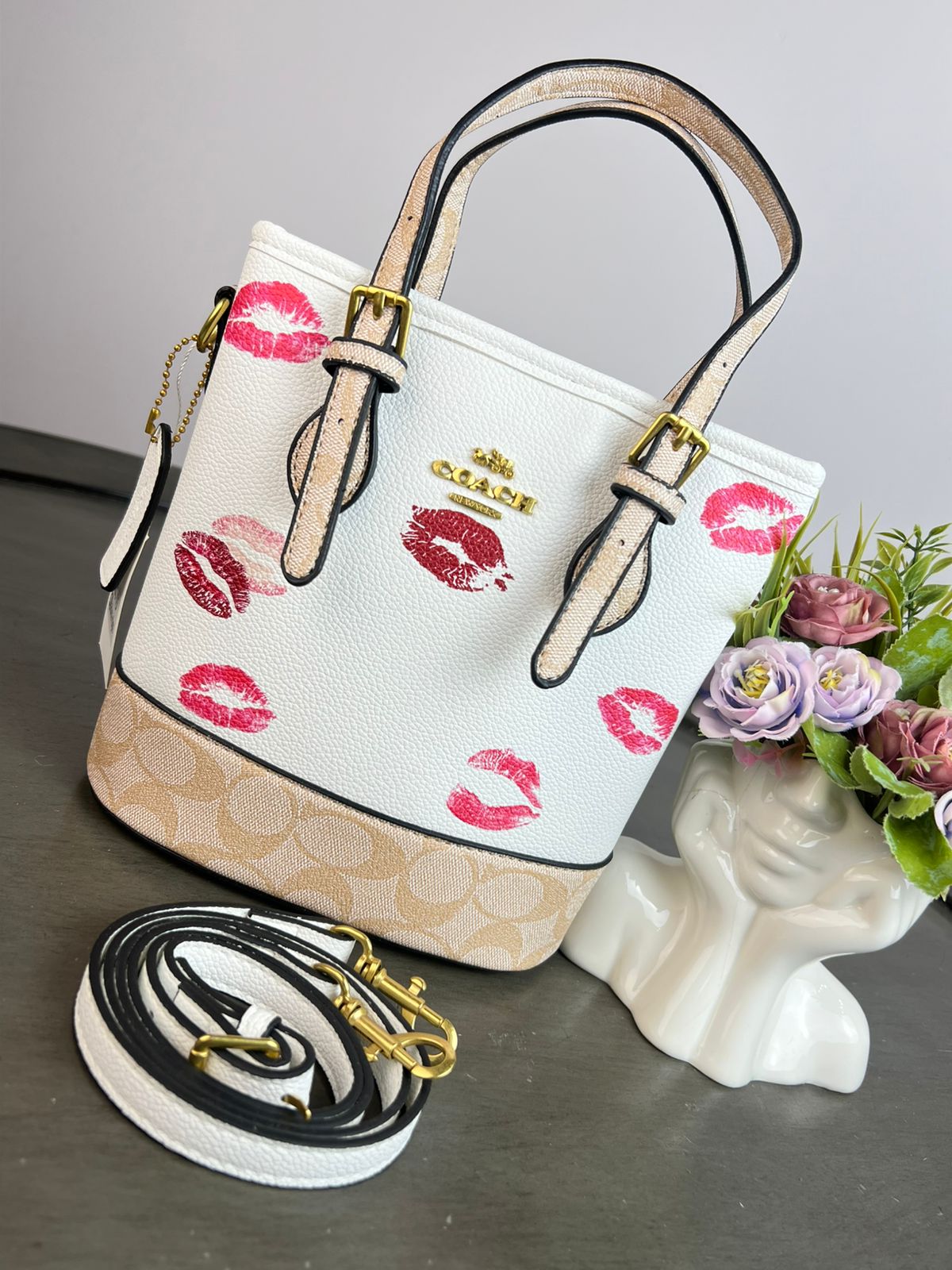 CROSSBODY COACH ESTILO CUBETA BESOS/ BLANCO