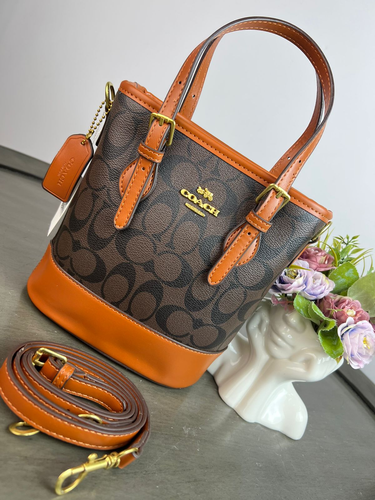 CROSSBODY COACH ESTILO CUBETA MARRON/NEGRO
