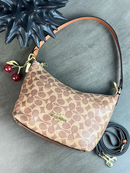 COACH CON LLAVERO DE CEREZAS CAFE FUERTE ESTAMPADO