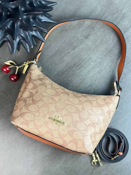 COACH CON LLAVERO DE CEREZAS CAFE CLARO ESTAMPADO