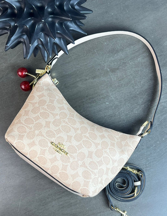 COACH CON LLAVERO DE CEREZAS CAFE/CREMA ESTAMPADO