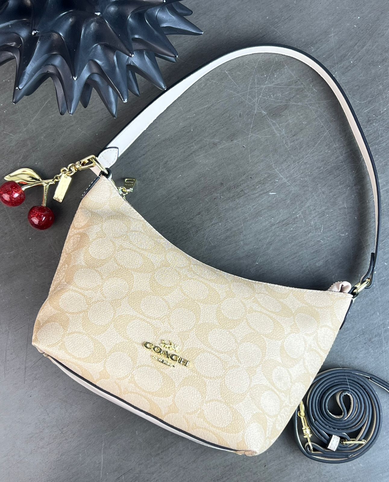 COACH CON LLAVERO DE CEREZAS BEIGE ESTAMPADO