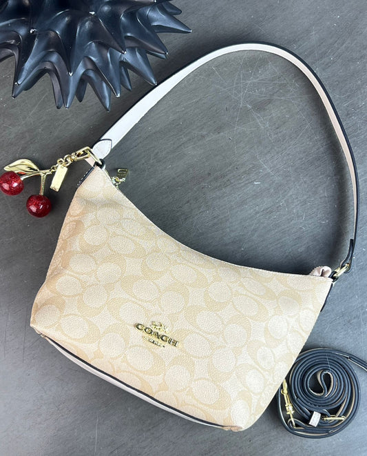COACH CON LLAVERO DE CEREZAS BEIGE ESTAMPADO