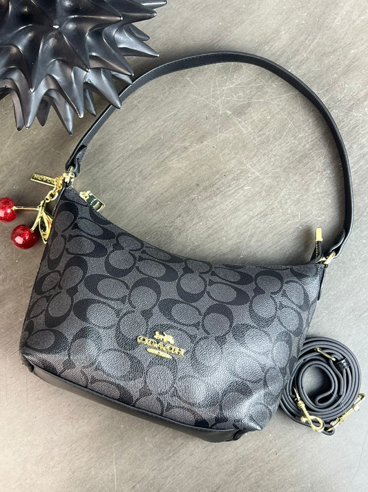 COACH CON LLAVERO DE CEREZAS NEGRA ESTAMPADO