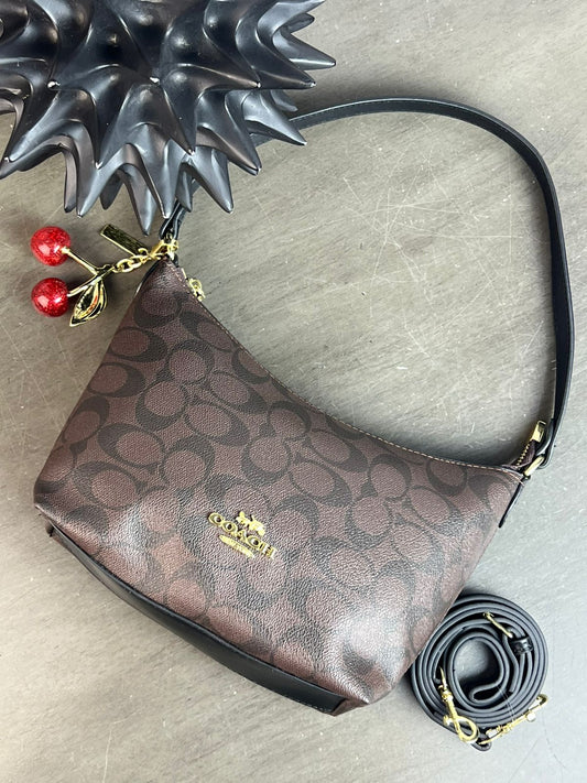 COACH CON LLAVERO DE CEREZAS/CHOCOLATE CON ESTAMPADO