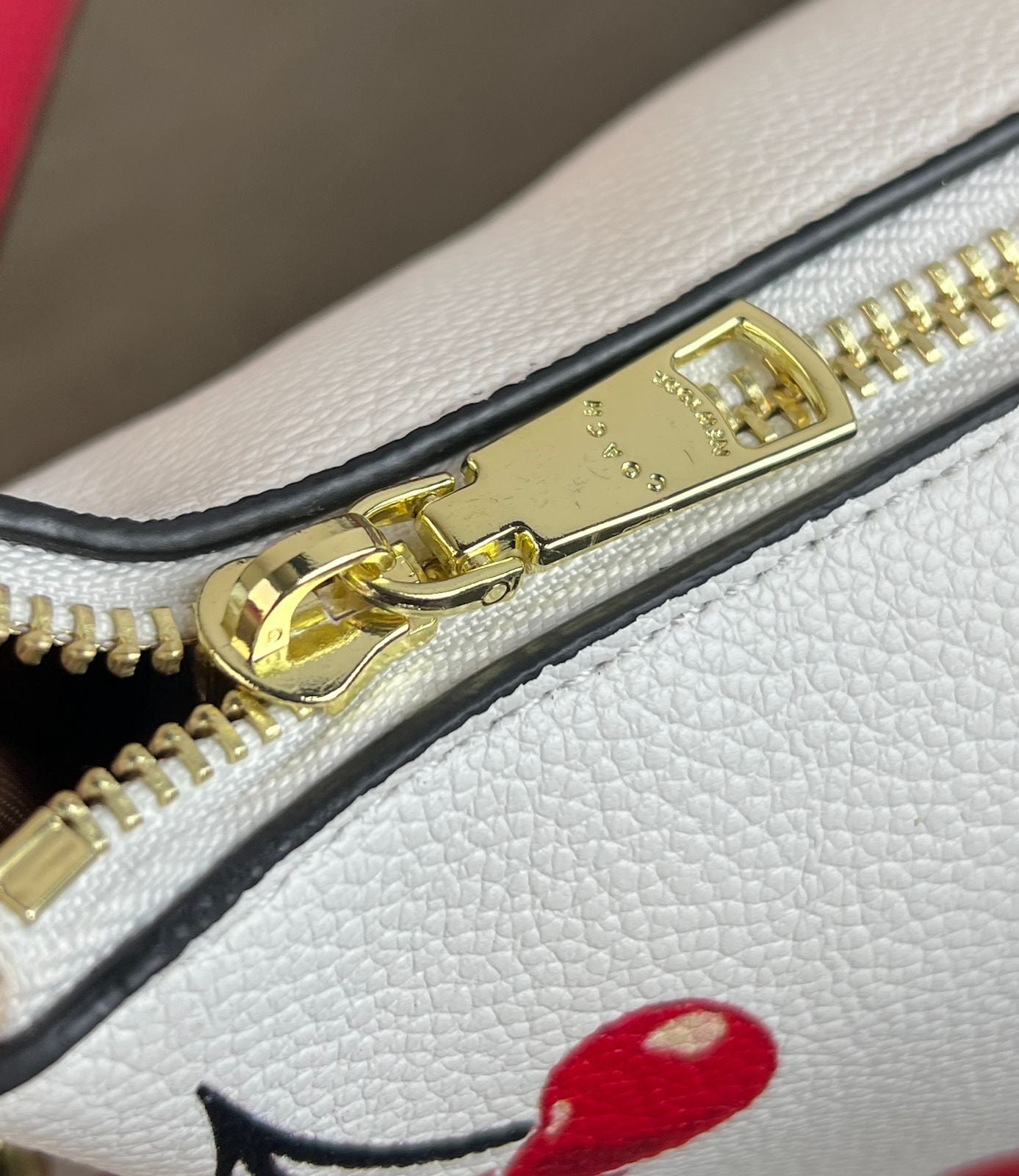 COACH CON LLAVERO DE CEREZAS CAFE FUERTE ESTAMPADO