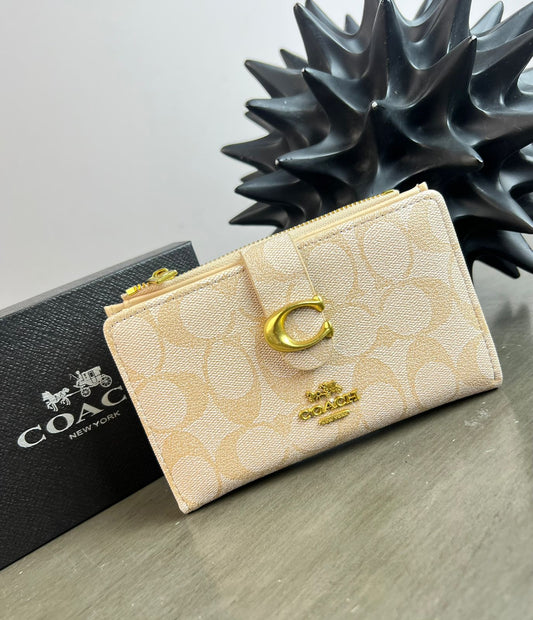 CARTERA COACH BROCHE BEIGE ESTAMPADO
