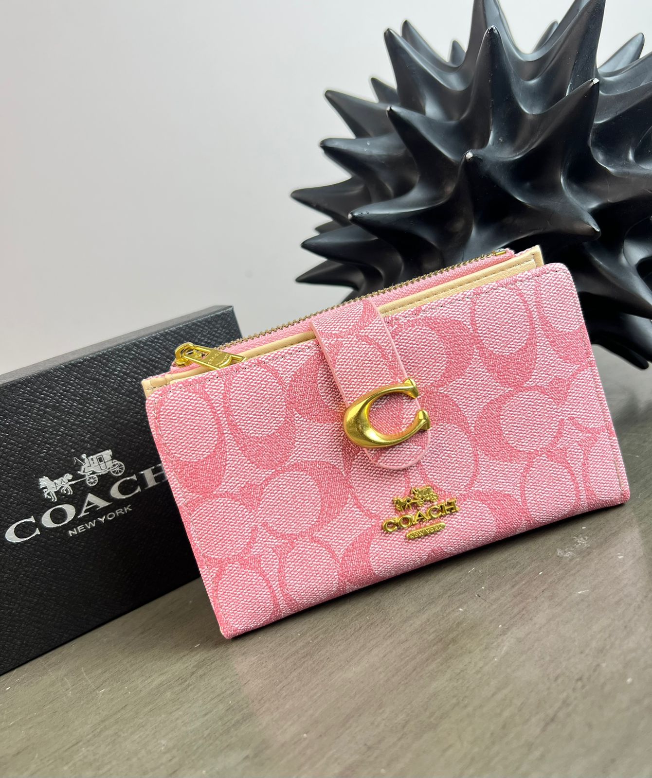 CARTERA COACH BROCHE ROSA CON ESTAMPADO