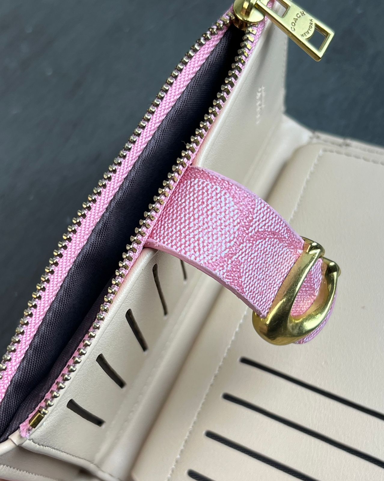 CARTERA COACH BROCHE BEIGE ESTAMPADO
