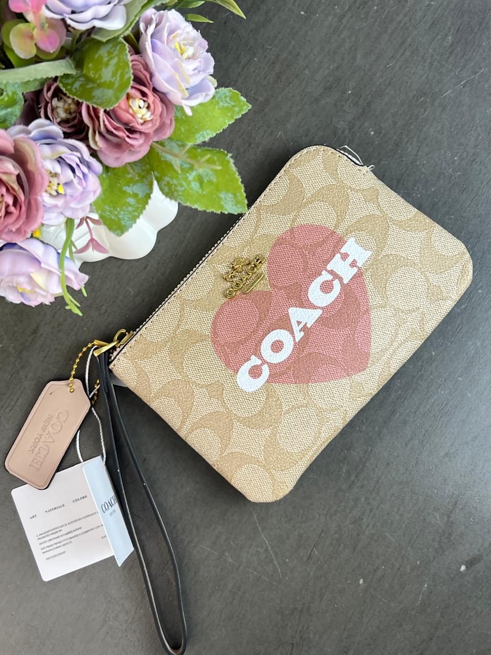MUÑEQUERA COACH BEIGE CORAZÓN