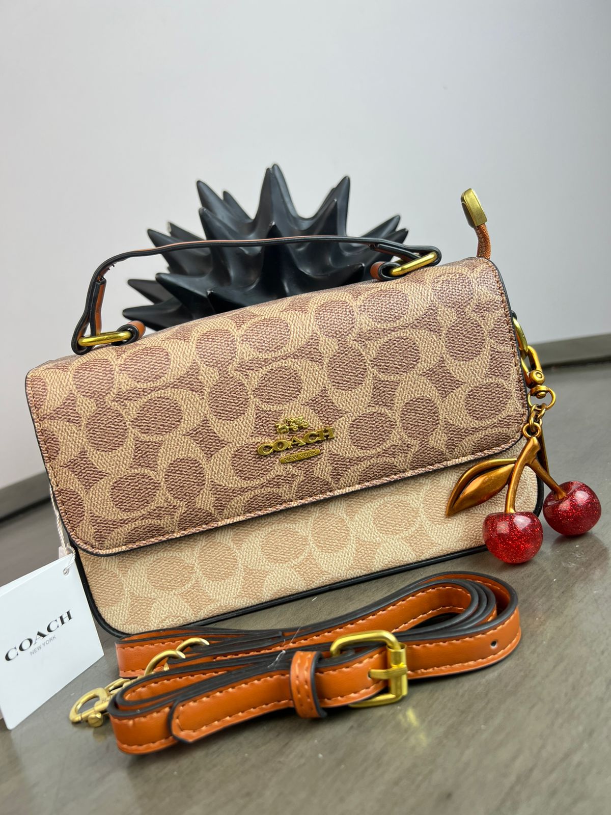 CROSSBODY COACH LLAVERO CEREZA/ CAFE ESTAMPADO