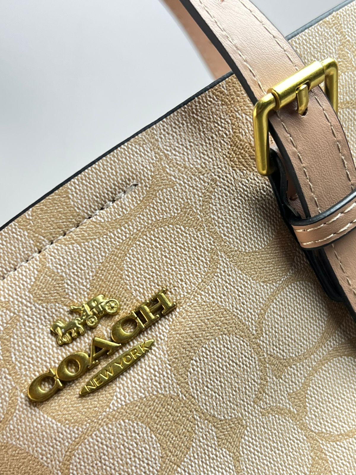ESTILO AL CORTE COACH/CAFE OSCURO ESTAMPADO