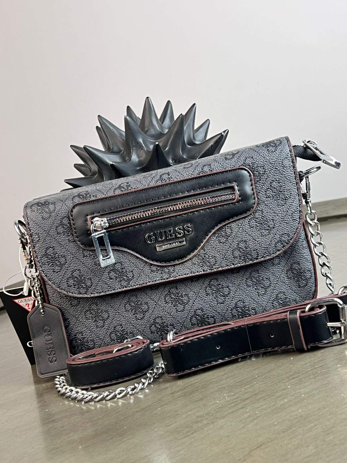 CROSSBODY GUESS CIERRE NEGRO ESTAMPADO