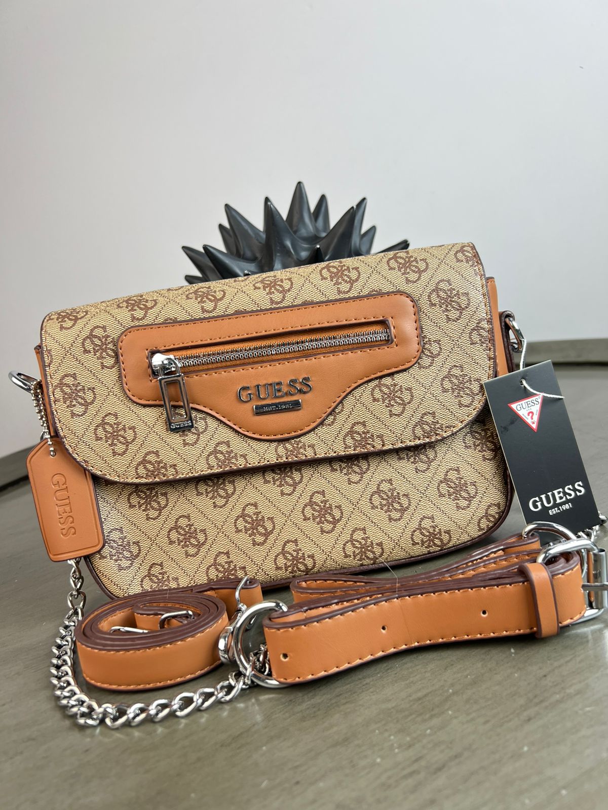 CROSSBODY GUESS CIERRE KHAKI ESTAMPADO