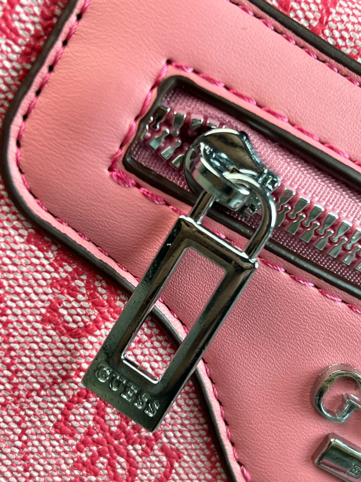 CROSSBODY GUESS CIERRE ROSA CLARO ESTAMPADO