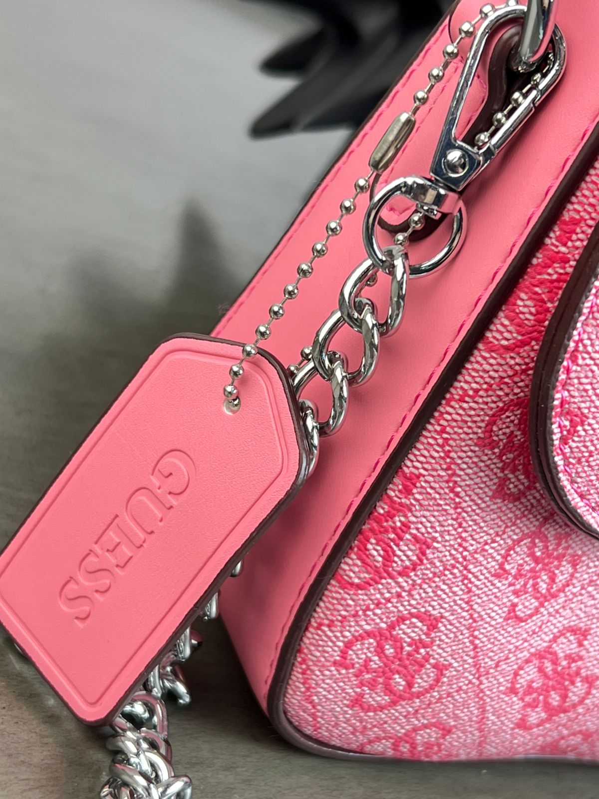 CROSSBODY GUESS CIERRE KHAKI ESTAMPADO