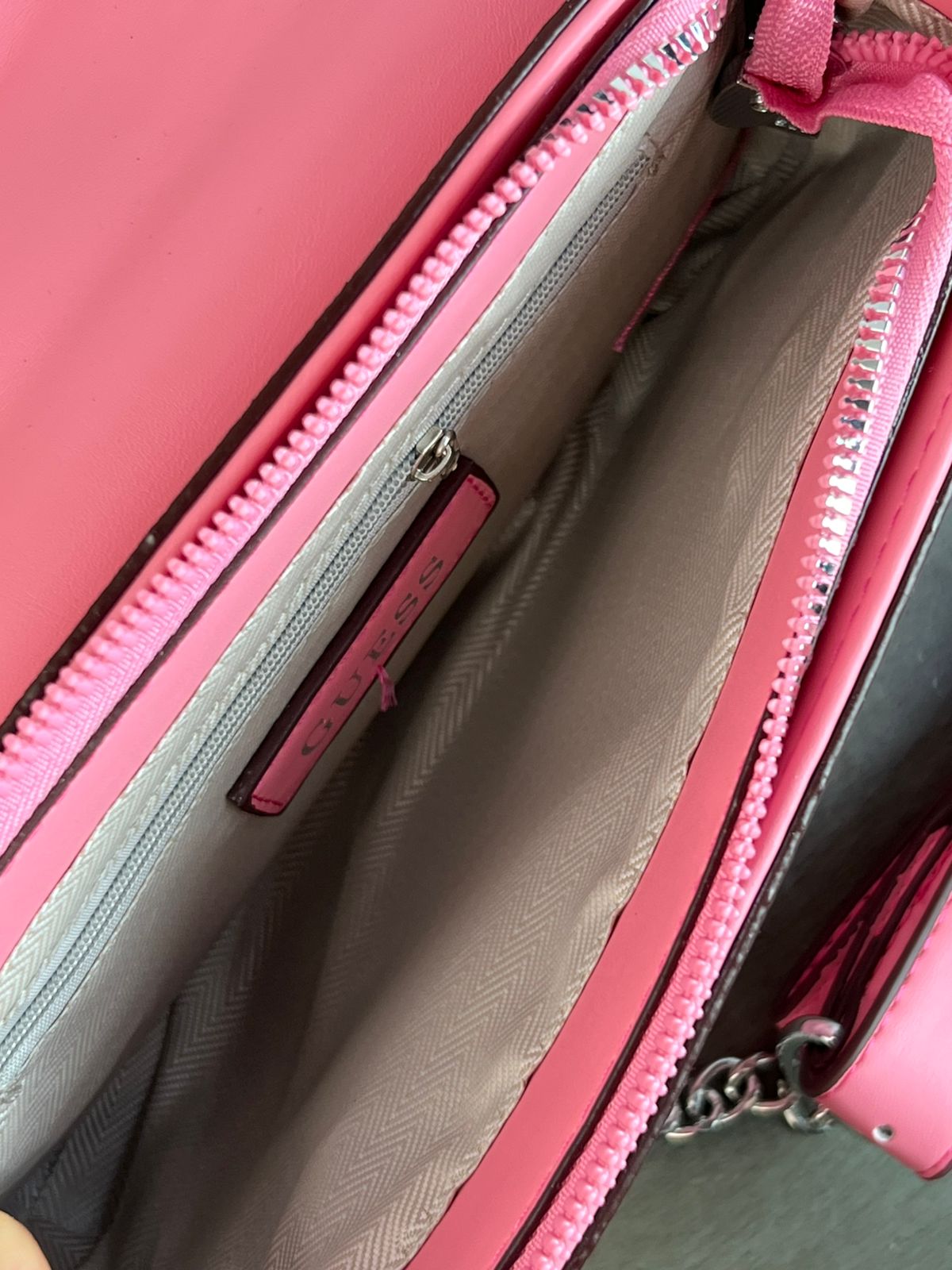 CROSSBODY GUESS CIERRE ROSA CLARO ESTAMPADO