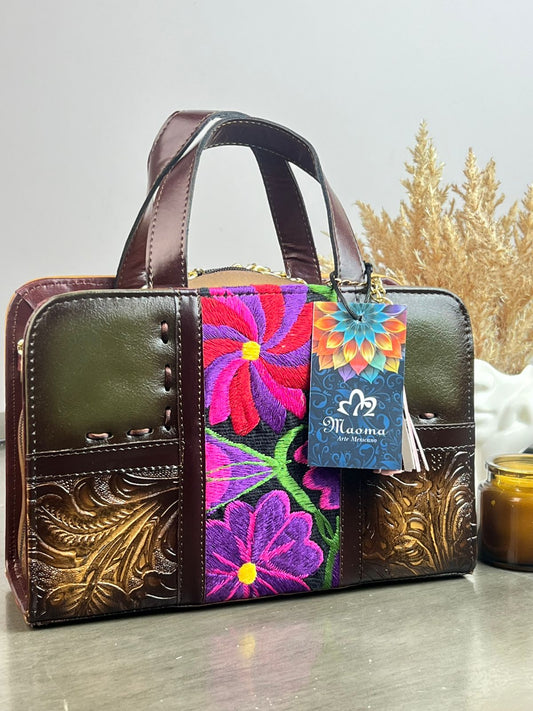 MAOMA CROSSBODY MARRON FRANJA BORADADA Y GRABADO