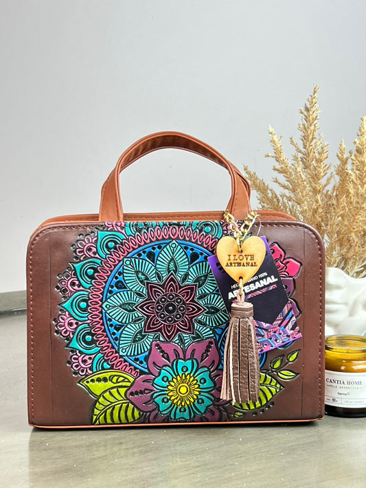 CROSSBODY ARTESANAL TANIA GRABADO MANDALA CAFE