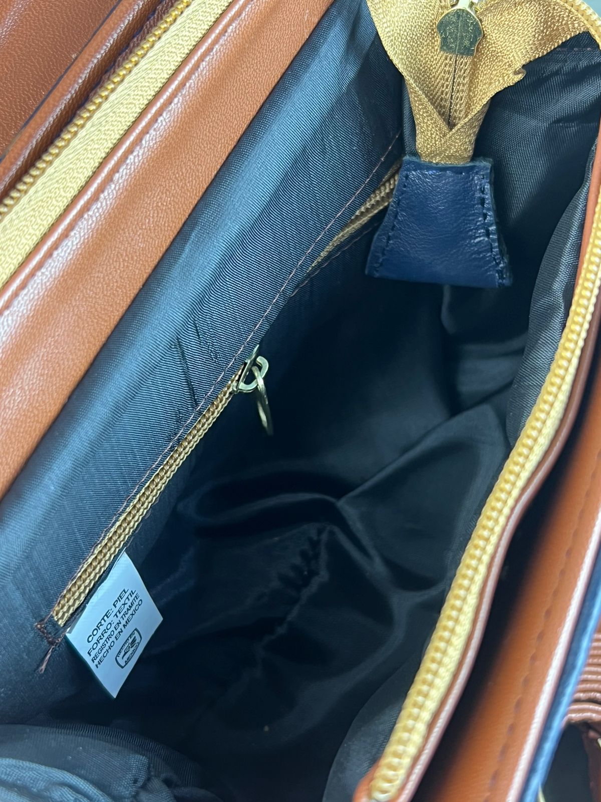 CROSSBODY DELIA MUÑEQUEADA TAPA PICO ROJO-COBRE/CAMEL