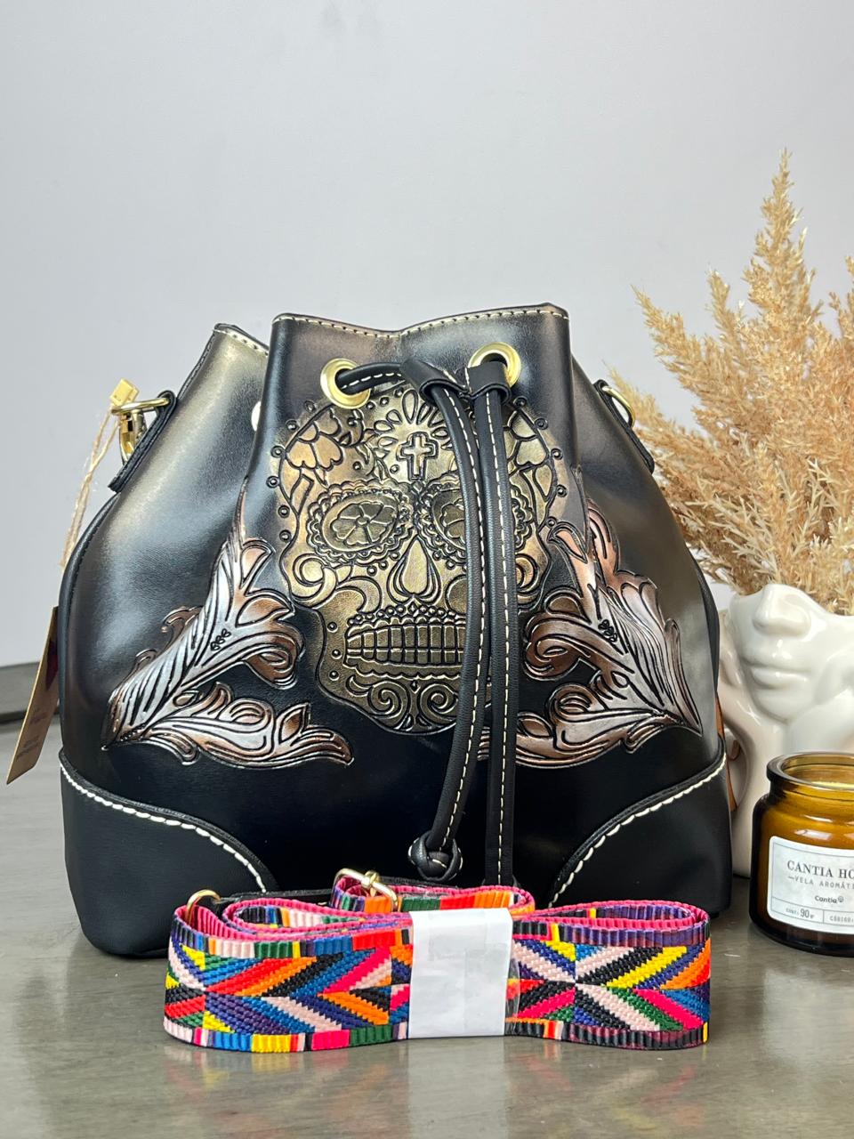 DB BUCKET CALAVERA NEGRO/PLATA/DORADO
