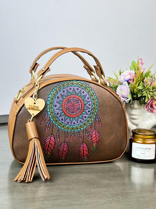 BOLSO MEDIO CIRCULO GRABADO ATRAPASUEÑOS CHOCOLATE/CAMEL