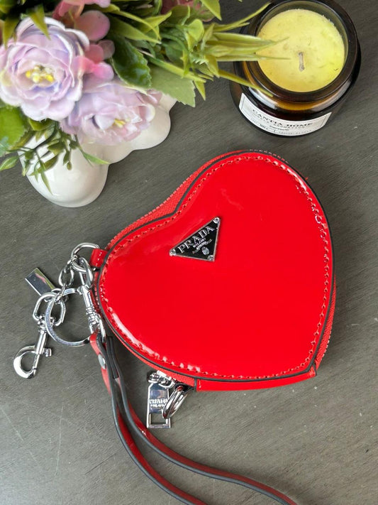 MONEDERO CORAZON PRADA CHAROL ROJO