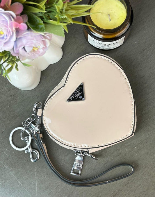 MONEDERO CORAZON PRADA CHAROL BEIGE