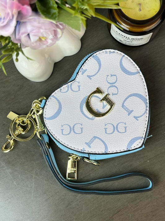 MONEDERO CORAZON GUESS BLANCO/CELESTE ESTAMPADO