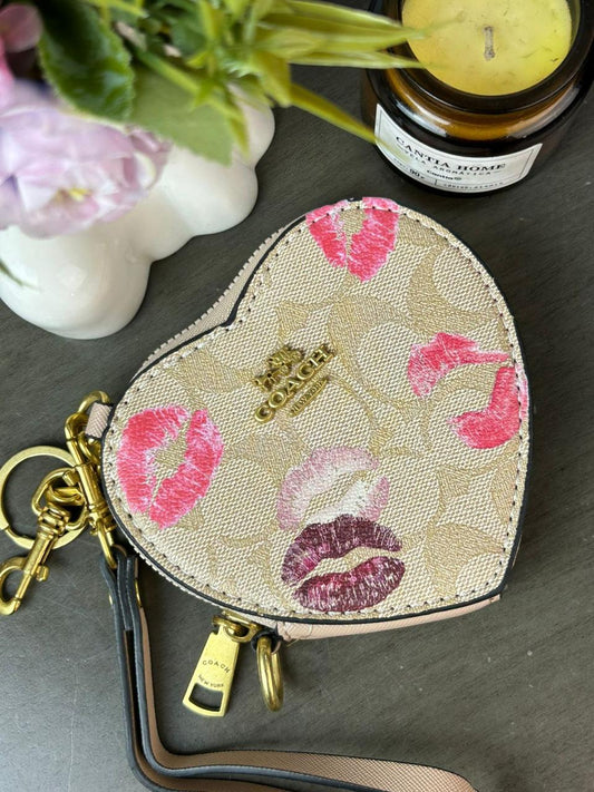 MONEDERO CORAZON COACH BEIGE BESOS ESTAMPADO