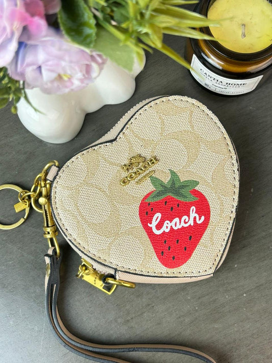 MONEDERO CORAZON COACH BEIGE FRESA ESTAMPADO