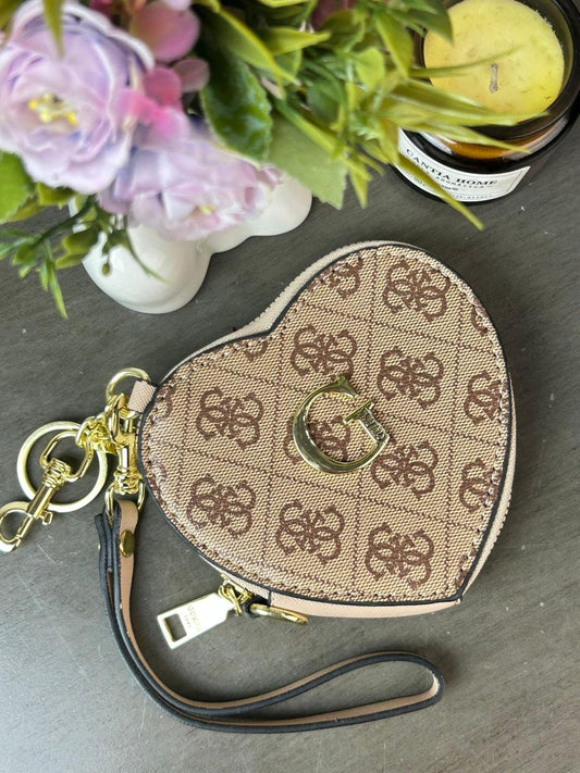 MONEDERO CORAZON GUESS KHAKI ESTAMPADO
