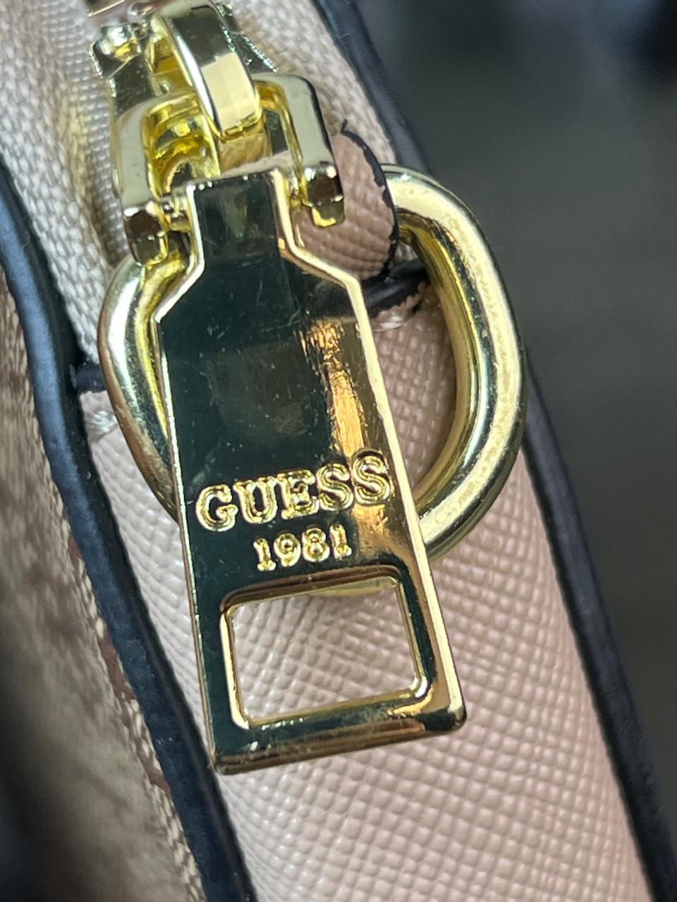 MONEDERO CORAZON GUESS KHAKI ESTAMPADO