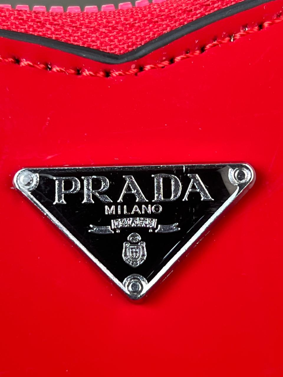 MONEDERO CORAZON PRADA CHAROL ROJO