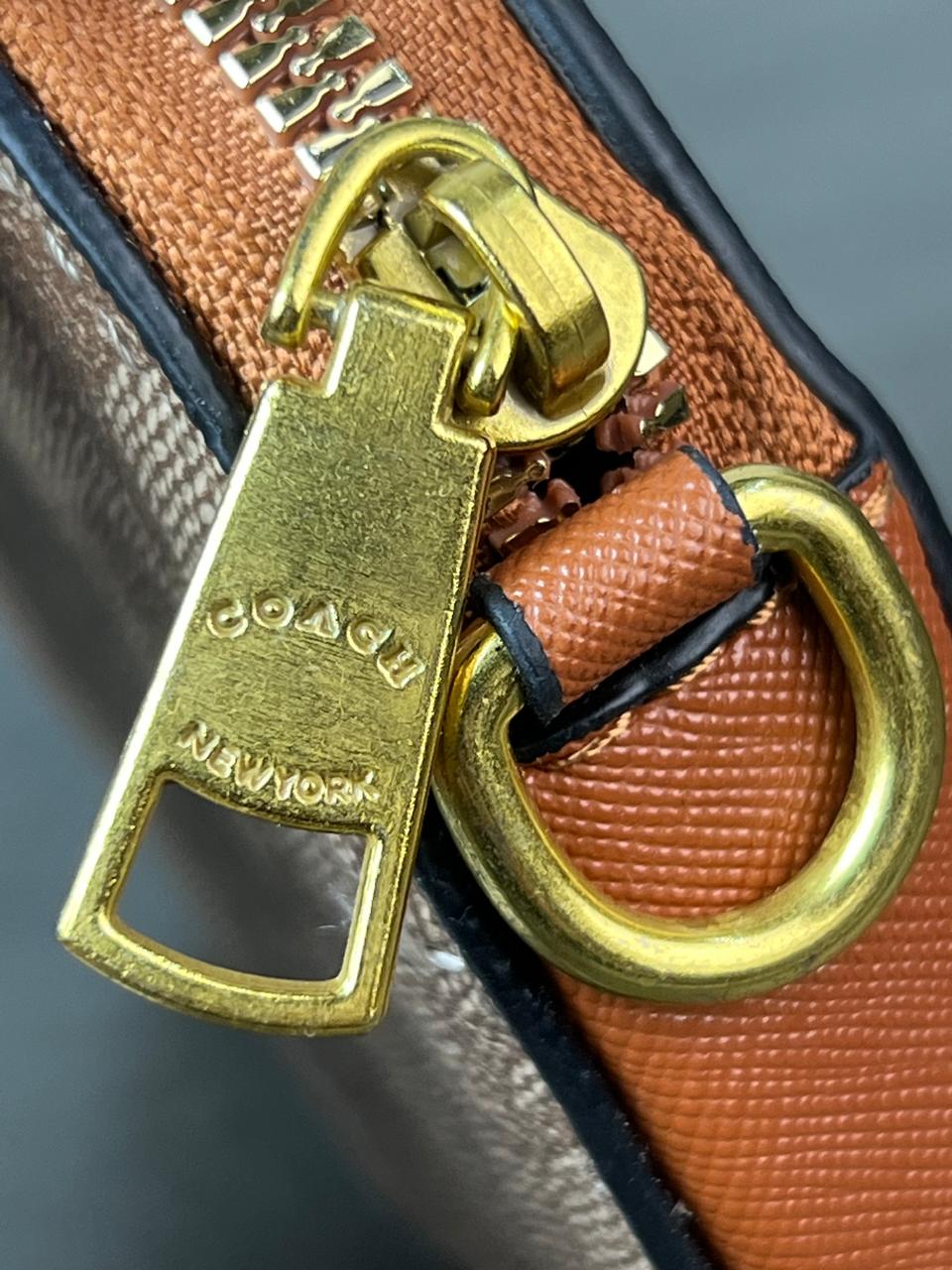 MONEDERO CORAZON COACH BEIGE FRESA ESTAMPADO